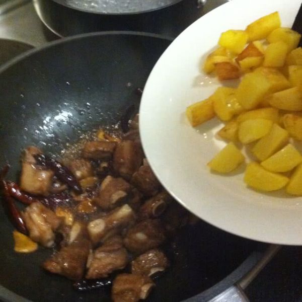 香辣土豆烧排骨