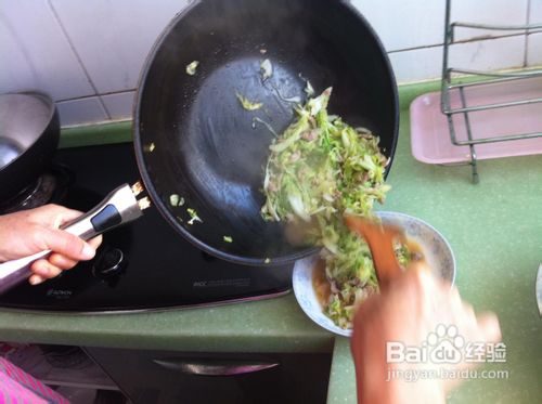 #我的拿手菜#教你烹饪美味的肉丝炒卷心菜