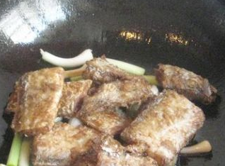 青蒜烩带鱼的做法