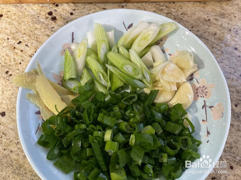 沙茶萝卜炖牛坑腩的做法