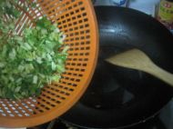 香芹炒酸菜的做法
