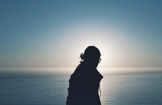 人生伤感的句子说说心情短语 人生苦短，好不好都不必