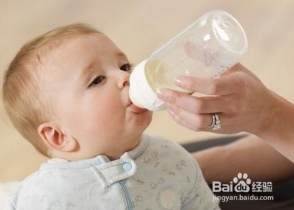 小孩吐奶怎么办？