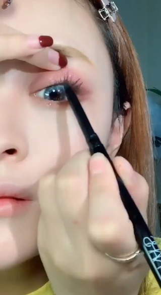 如何画泫雅紫色妆容