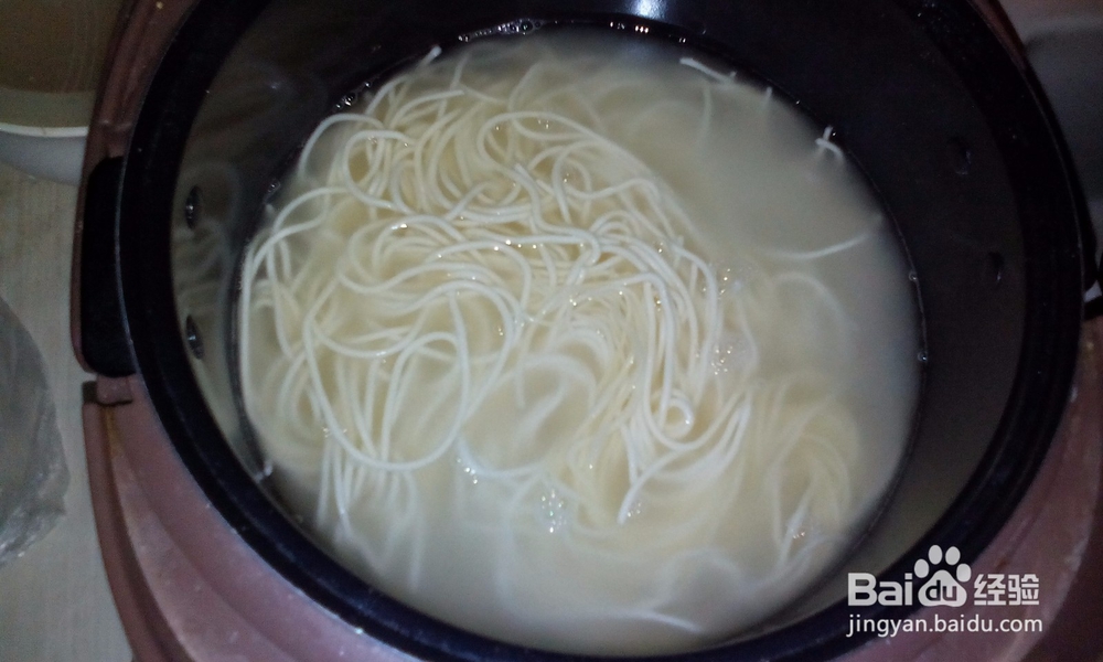 美味可口的麻辣鸡丝面