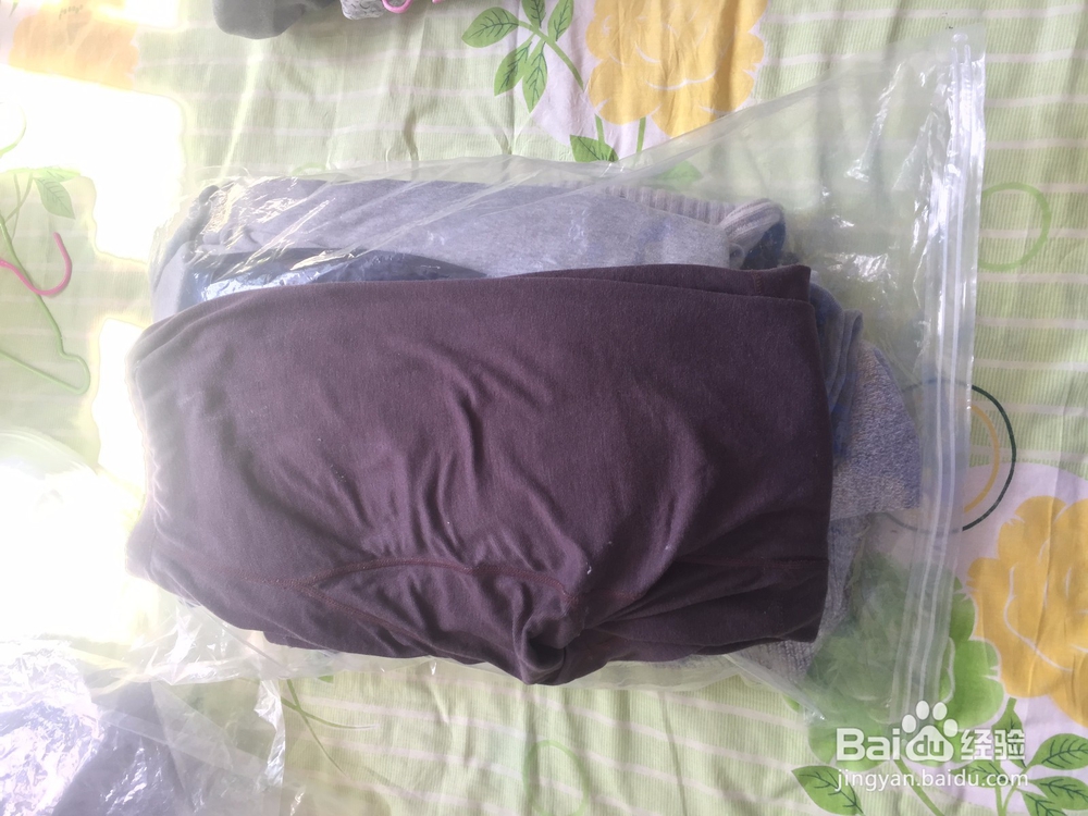 使用压缩袋打包衣服的操作方法