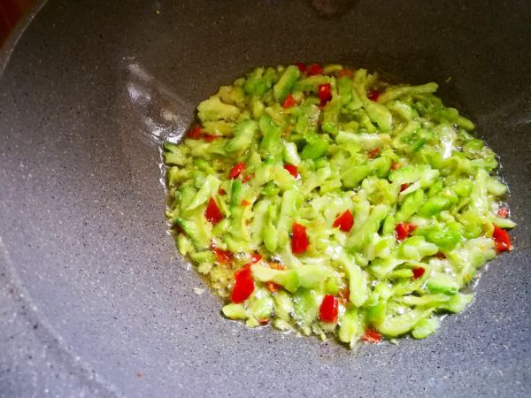 剁椒苦瓜炒鸡蛋