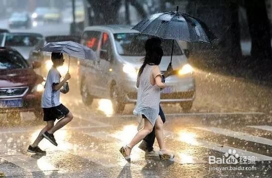 下雨天出行要注意什么