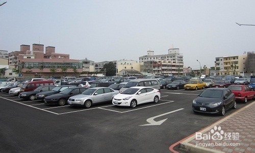 新手开车应该掌握的六个停车技巧