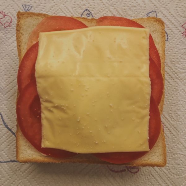 鸡蛋火腿番茄三明治