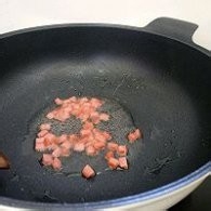 制作酸甜可口的菠萝炒饭