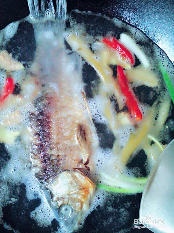 杏鲍菇鲫鱼汤的做法