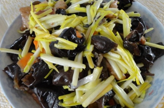 木耳炒蒜苗的做法