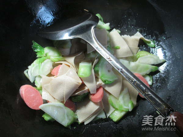 火腿肠千张炒儿菜