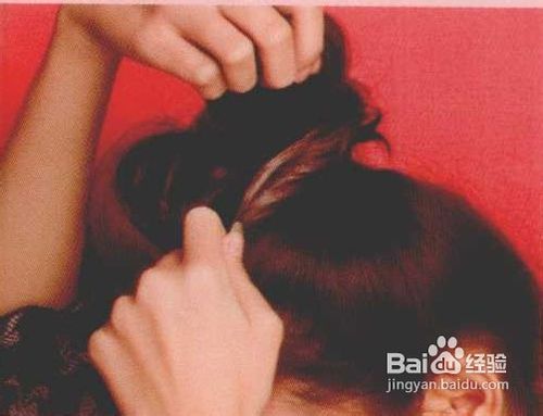 仕女髻绑法打造中长发丸子头