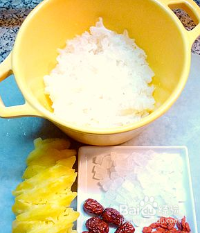 一款秋季养生汤-菠萝银耳羹