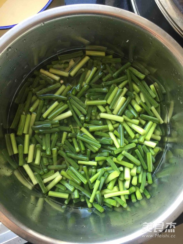 肉炒蒜薹的做法