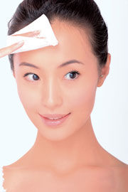 正确清洁脸部肌肤图解法