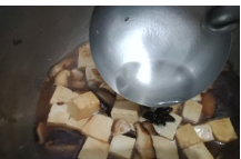 香菇炖豆腐的做法