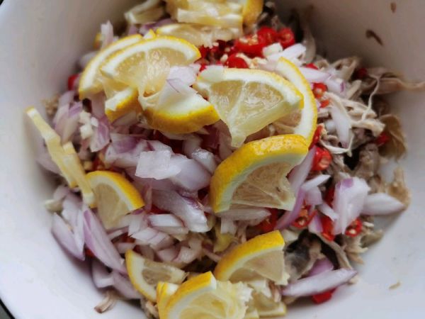 手撕柠檬鸡腿肉