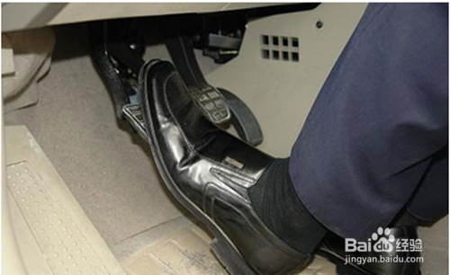 科目二考试练车方法，如何训练控制脚下离合？