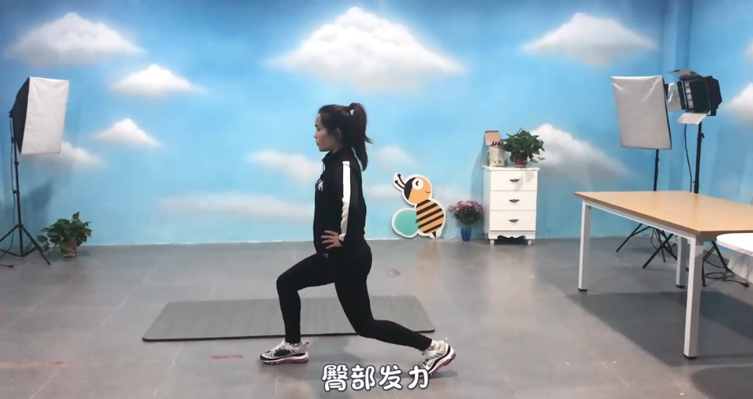 如何练习箭步蹲？