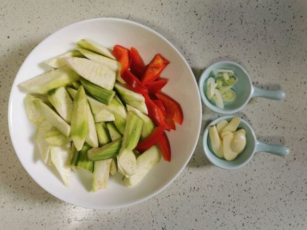 红椒丝瓜炒荷包蛋