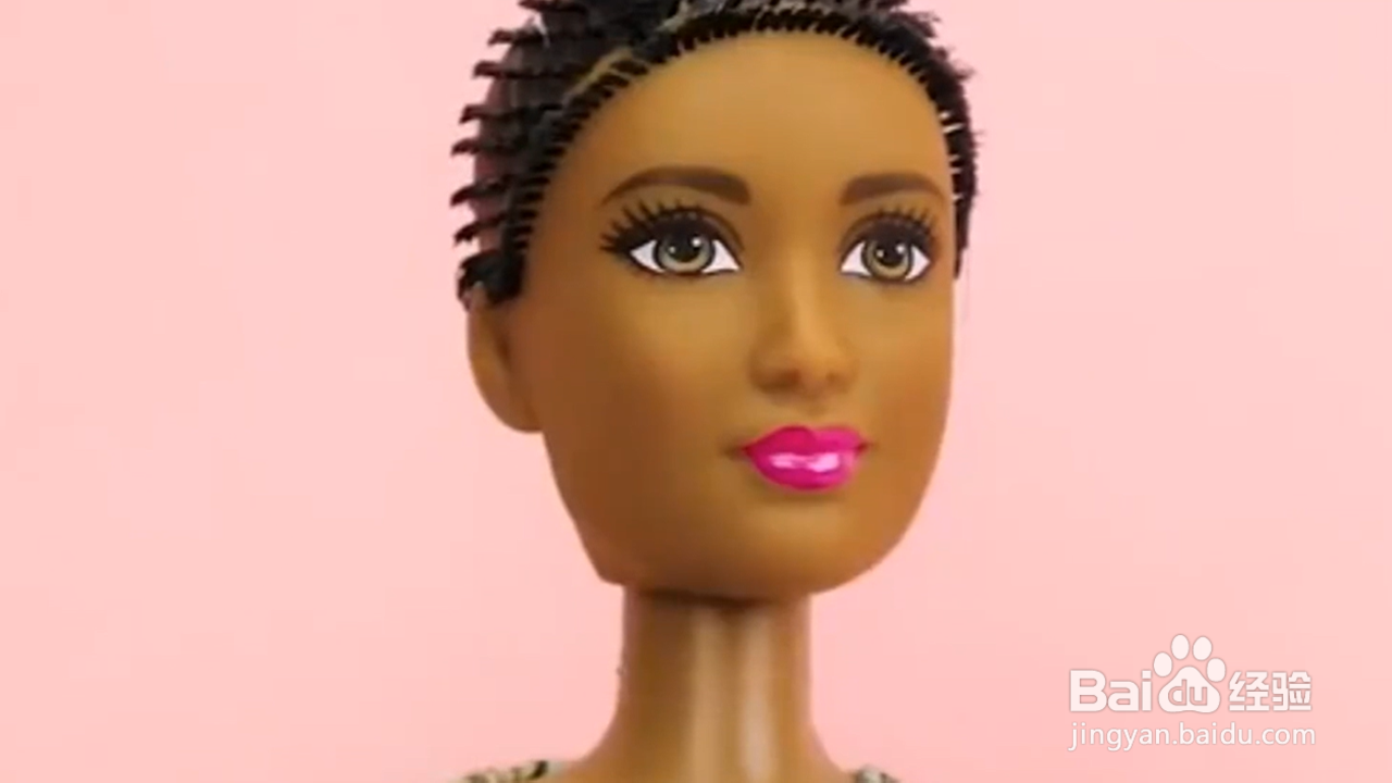如何帮芭比梳一个时尚的发型