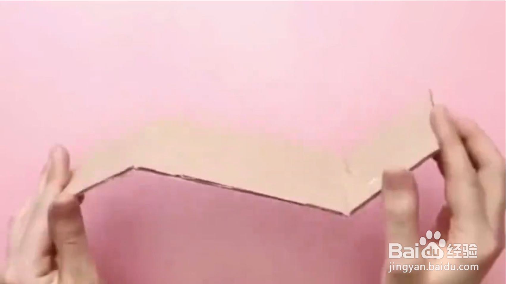 用纸箱做个沙滩椅，可以出去度假啦，芭比好开心