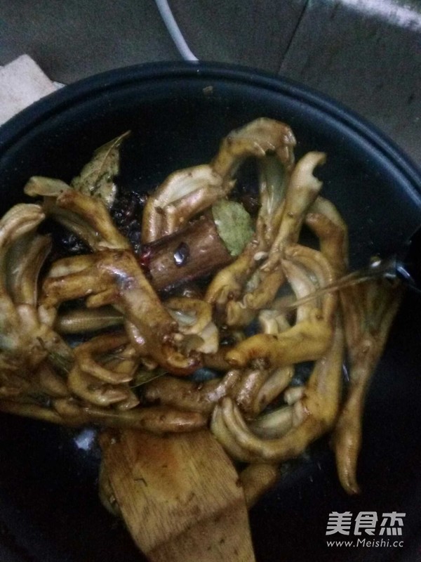 焖卤鸭掌的做法