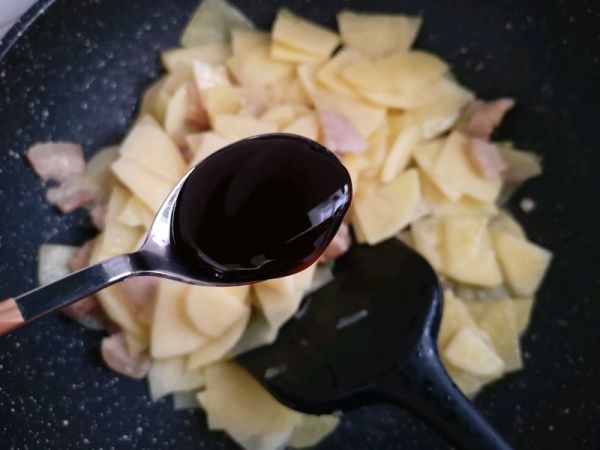 五花肉炒土豆片
