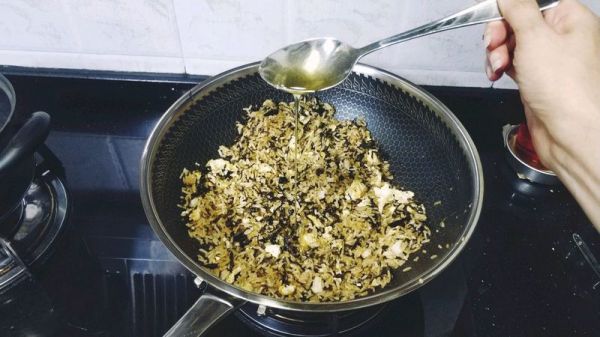 梅菜干酱油蛋炒饭
