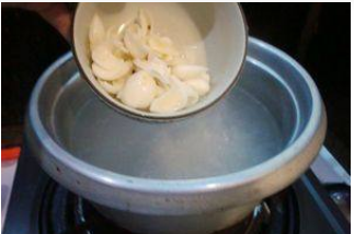 电饭煲怎么做雪梨百合粥