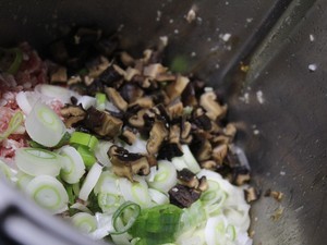 香菇肉包馅的做法