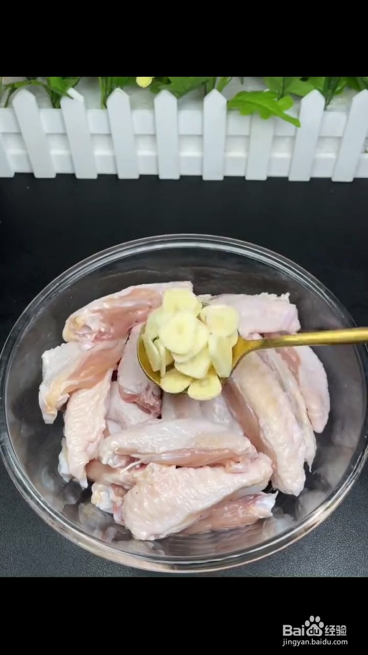 如何弄好吃的蒜香鸡翅