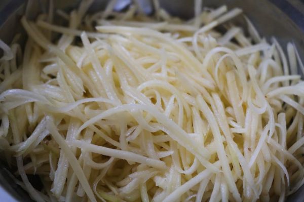 黑胡椒香肠烤土豆丝