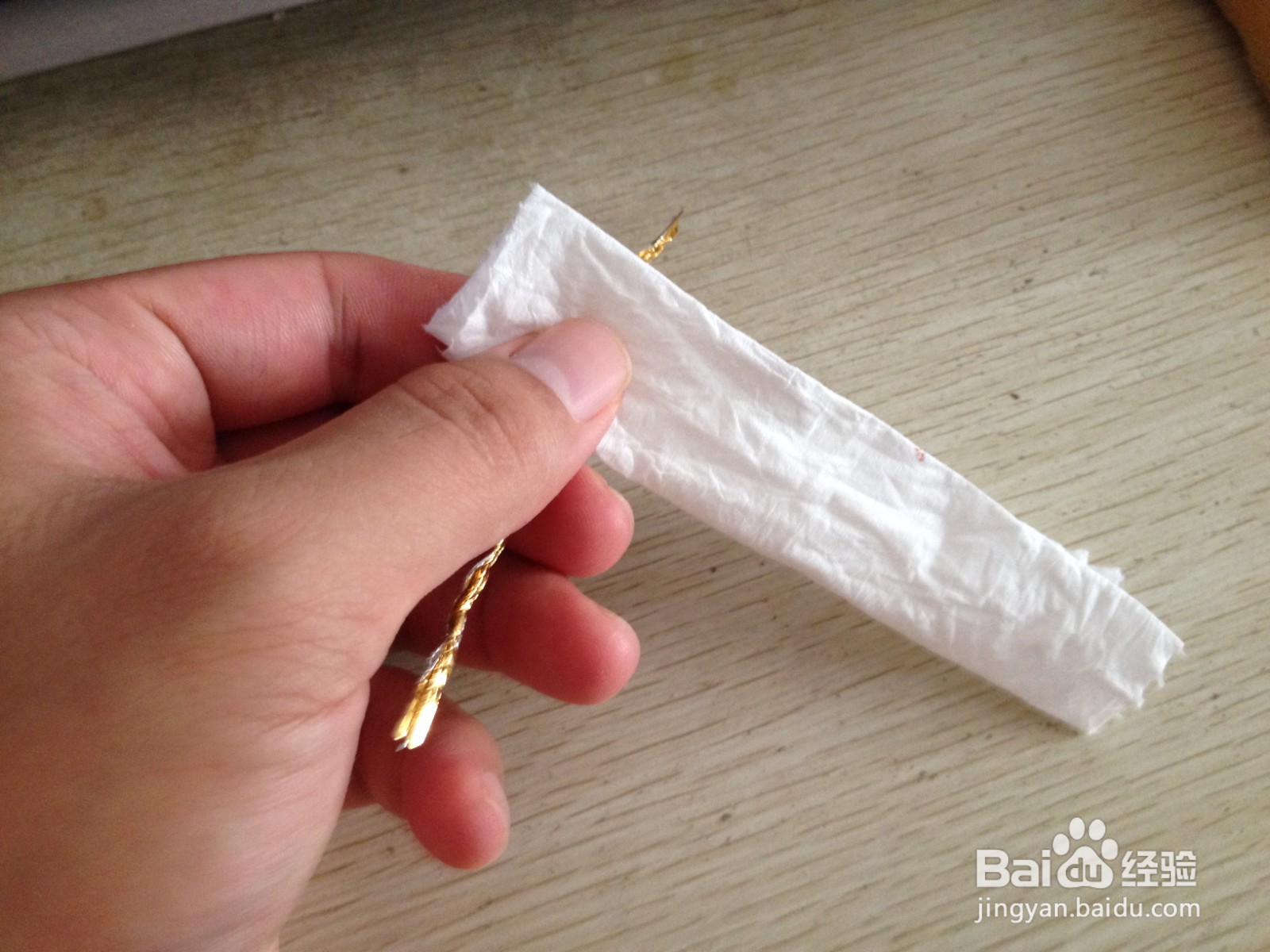 如何用一块卫生纸和面包袋绑绳做简易的钢笔支架