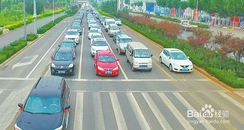 驾驶新手，遇前方红灯如何减速踩刹车？