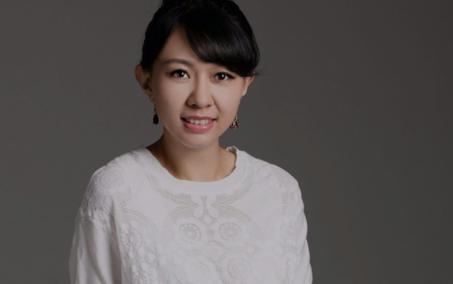 有首歌歌词是每条大街小巷，每个人的嘴里是什么歌