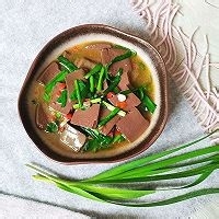 在家制作美味的双椒韭菜烧鸭血