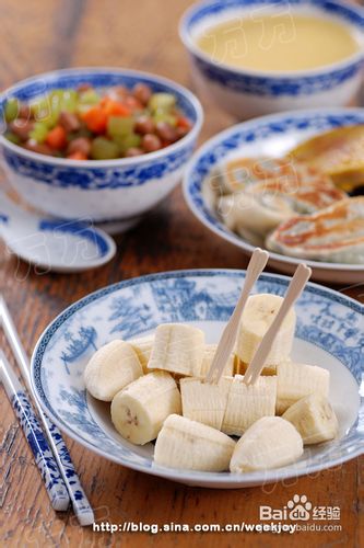 【煎饺+煎馒头片+凉拌花生米+玉米糊+香蕉】