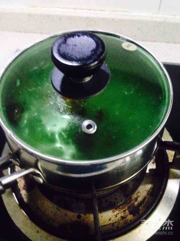 香蕉火龙果莲子桂圆红枣枸杞银耳汤