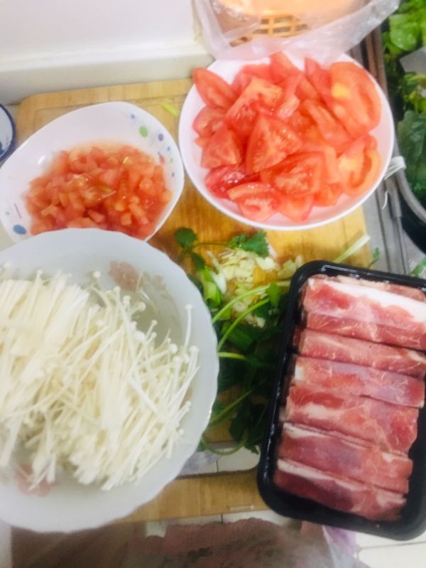 酸汤肥牛金针菇