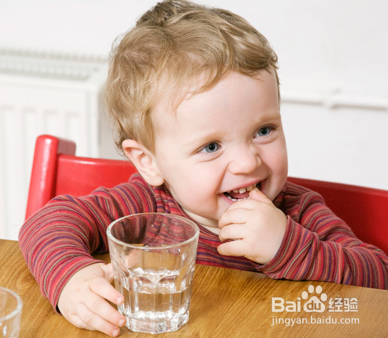 如何教宝宝使用杯子喝水？