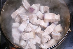 鹌鹑蛋红烧肉
