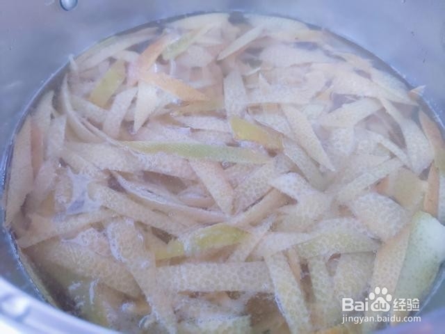 吃剩的柚子皮不要扔，削一削，做成小零食