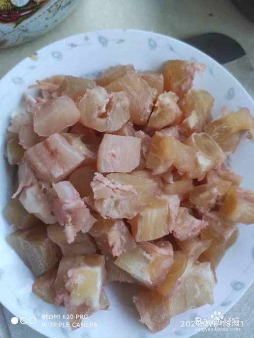 牛蹄筋切成小块备用.