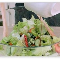 如何制作美味的鲜虾沙拉？