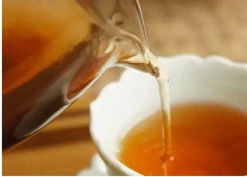 茶是用名贵的龙井茶沏的。茶很好喝。(用关联词语把两句话合并成一句话。)这两句的关联词是什么