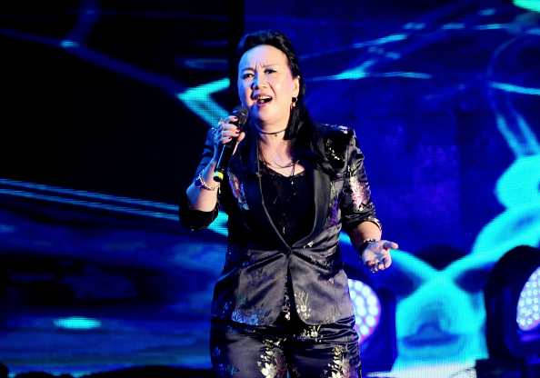 牵着你的手儿跟着感觉走(歌曲名字叫什么)